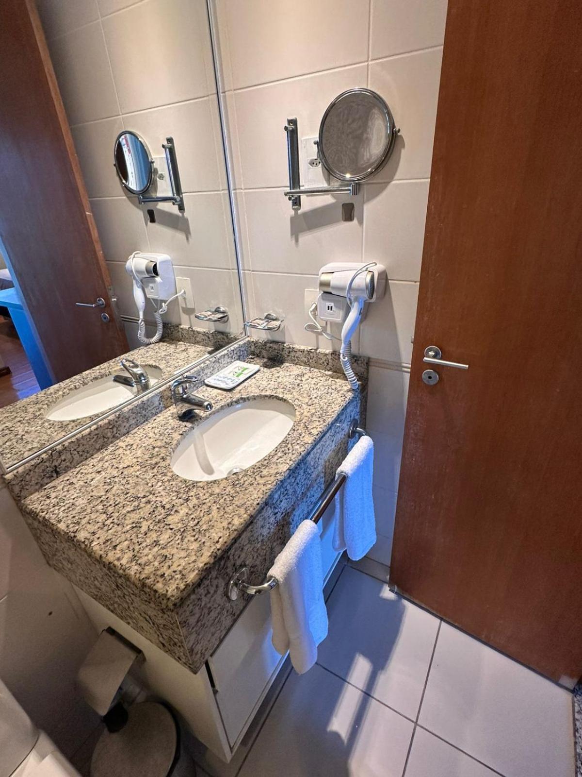Barra Da Tijuca - 508 - De Frente Maravilhosa Piscina - Estacionamento Gratuito - Academia Comphania Atletica - Balsa Gratis - Microondas - Geladeira Grande - Recepcao 24horas - Wi-fi - Com Pia